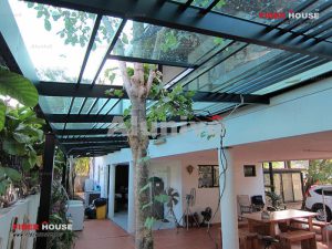 หลังคามีช่องต้นไม้ [ Windmill House : บางนา-ตราด ]